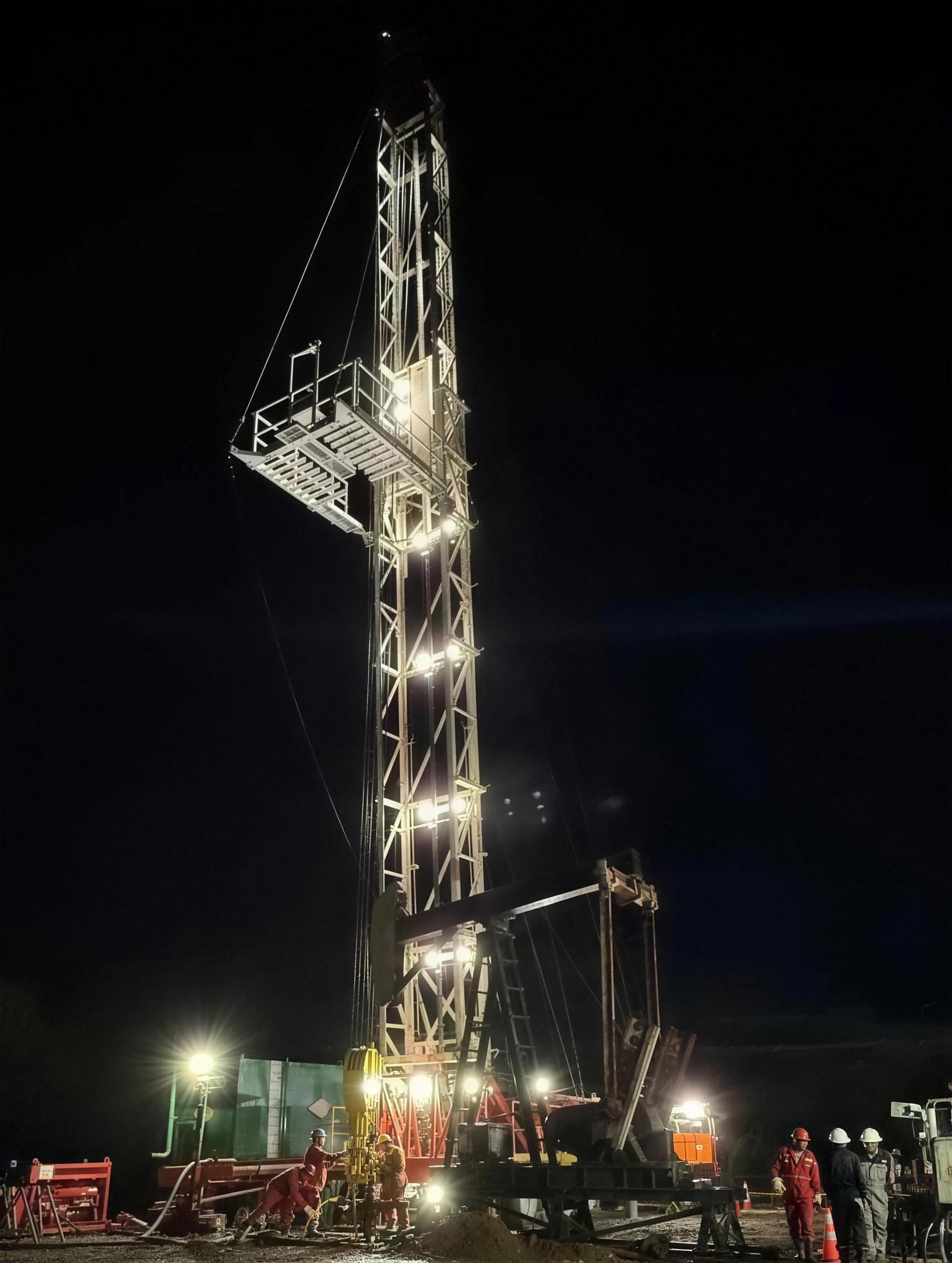 Unidad de rehabilitación de pozos iluminada operando de noche